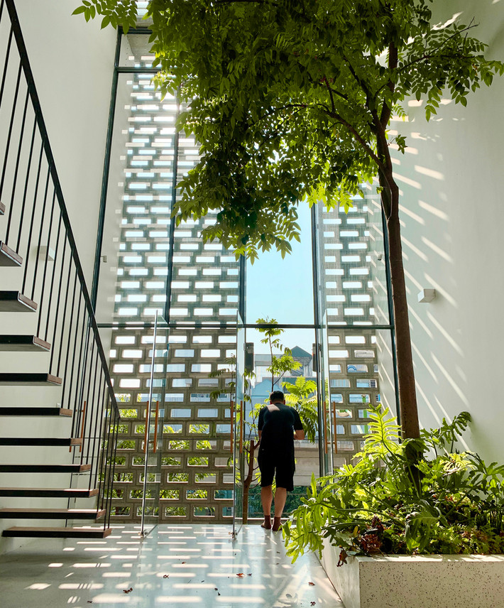 Dù vậy, gia chủ vẫn muốn không gian sống thoải mái và thư giãn, tách biệt với khói bụi và ồn ào bên ngoài.