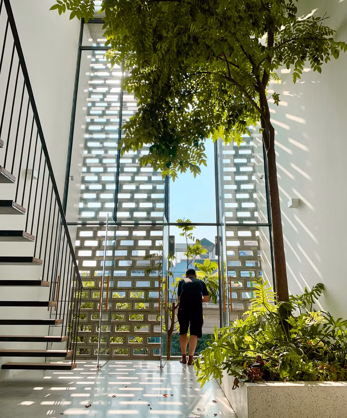 Dù vậy, gia chủ vẫn muốn không gian sống thoải mái và thư giãn, tách biệt với khói bụi và ồn ào bên ngoài.