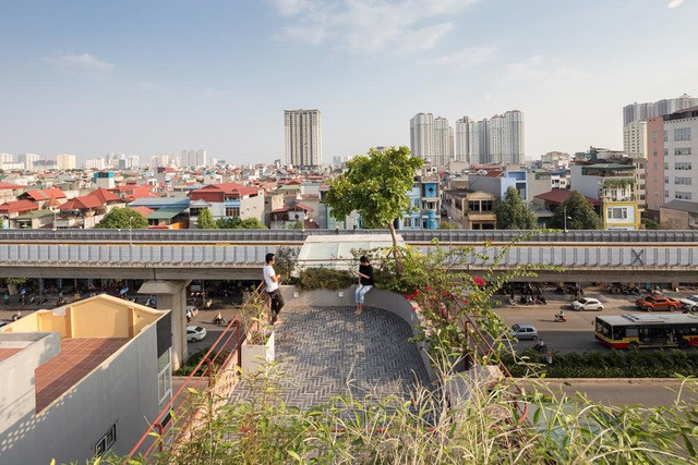 Từ sân thượng có thể ngắm trọn các dãy phố và tuyến đường sắt trên cao của Hà Nội. Nguồn ảnh: Archdaily.