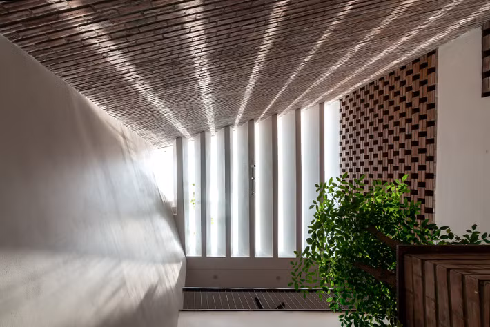 Các ngóc ngách hẹp đan xen những khoảng trống lớn.