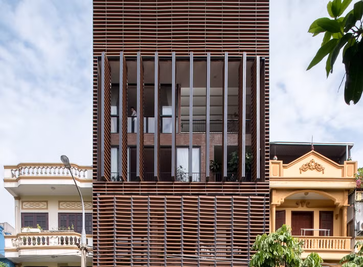 Nằm ở trung tâm thành phố Bắc Ninh, ngôi nhà phố 5 tầng là nơi sinh sống của gia đình 4 thế hệ.