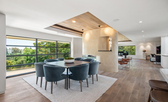 Không gian ăn uống nhỏ nhắn, mang màu sắc mộc mạc với những nội thất đơn giản, đem lại cảm giác ấm áp và gẫn gũi.