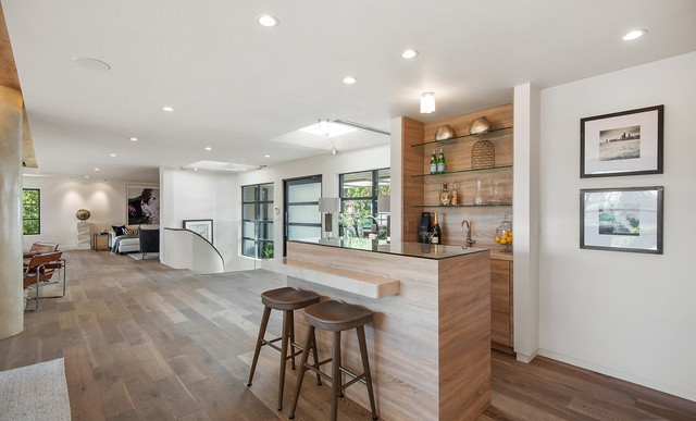 Quầy bar thu nhỏ với thiết kế tối giản là một khu vực lý tưởng để tiếp đón khách khứa và bạn bè.