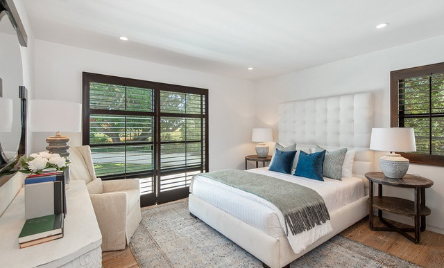 Phòng ngủ chính được sắp xếp gọn gàng, mang tông màu trắng chủ đạo để đem đến cảm giác nhẹ nhàng, thanh thoát. Khung cửa lớn mang lại cảnh sắc sân vườn phong phú.