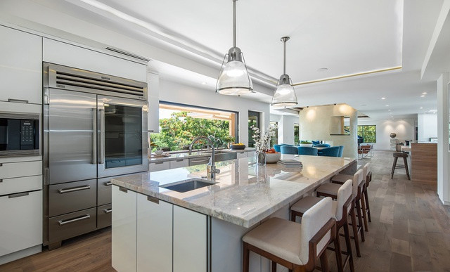 Nhà bếp rộng rãi, thoáng đãng, ngập tràn ánh sáng tự nhiên, được trang bị nhiều công cụ nấu nướng hiện đại, cao cấp.