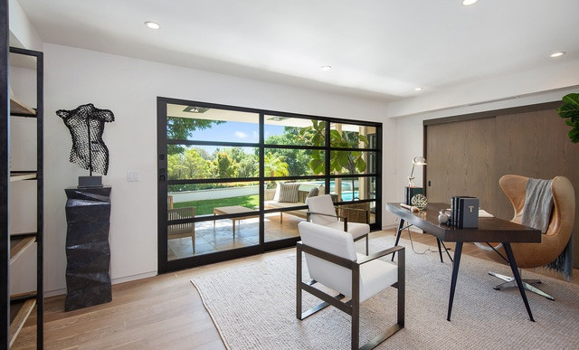 Phòng làm việc sáng sủa, nằm sát hiên nhà, được trang hoàng bằng nhiều nội thất cầu kỳ, lạ mắt.