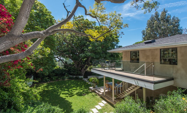 Biệt thự được xây vào năm 1947 và đã trải qua nhiều lần tu sửa, nằm trong một khuôn viên tương đối rộng rãi, được bao quanh bởi những hàng cây cao lớn.