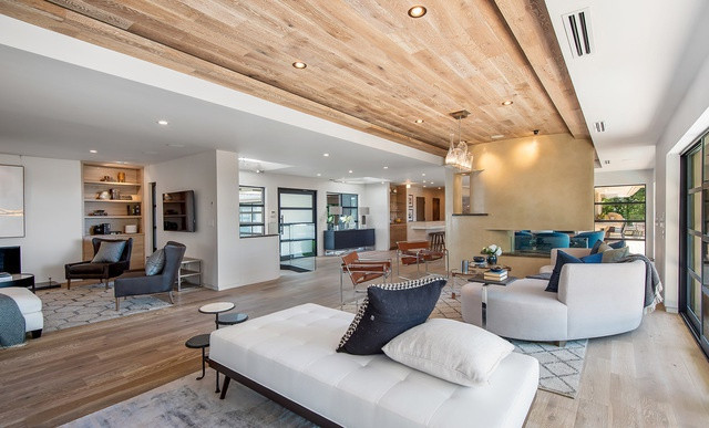 Ngôi nhà giờ đây mang những hơi thở đương đại, tinh tế với những sàn gỗ cứng chạy khắp các không gian sinh hoạt chính. Phòng khách với phong cách cởi mở, được bài trí độc đáo tạo nên cảm giác thông thoáng.