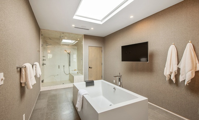 Phòng tắm chính mang tông màu be trang nhã, thanh lịch, được trang bị đầy đủ các tiện nghi cao cấp cần thiết.