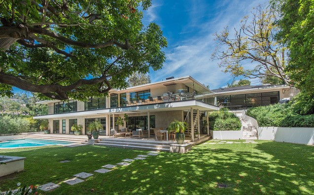Biệt thự mà Adam Adelson, con trai tỷ phú Mỹ Sheldon Adelson mua tọa lạc tại khu phố Brentwood, có diện tích gần 510 m2 với 5 phòng ngủ và 6 phòng tắm.