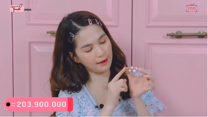 Bên cạnh các món đồ tự thưởng, siêu mẫu Ngọc Trinh còn nhận được rất nhiều món quà được tặng nhân dịp sinh nhật lần thứ 29. Trong đó chiếc vòng tay Hermes do Hoa hậu Hải Dương tặng là 204 triệu đồng. Ảnh: Youtube.