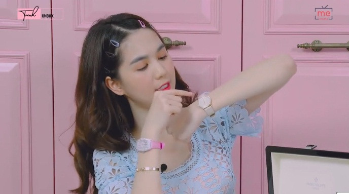 Tổng giá trị các món quà Ngọc Trinh được tặng lên tới gần 1 tỷ đồng. Ảnh: Youtube.