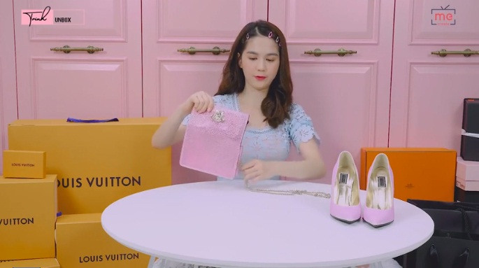 Túi xách, giày màu hồng đến từ thương hiệu Versace. Ảnh: Youtube.