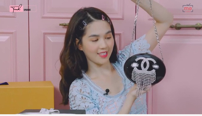 Túi xách thương hiệu Chanel phiên bản giới hạn trị giá 12.000 Euro (tương đương 320 triệu đồng). Ảnh: Youtube.