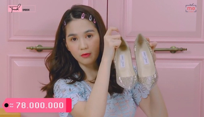Giày cao gót đính đá được "nữ hoàng nội y" Ngọc Trinh khoe với giá 78 triệu đồng. Ảnh: Youtube.