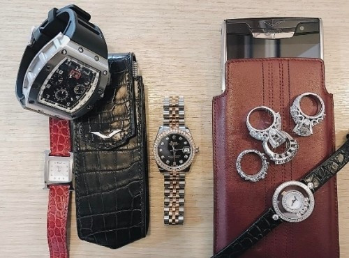 Người đẹp còn sở hữu đồng hồ Rolex, Richardmille…Ảnh: NLD.