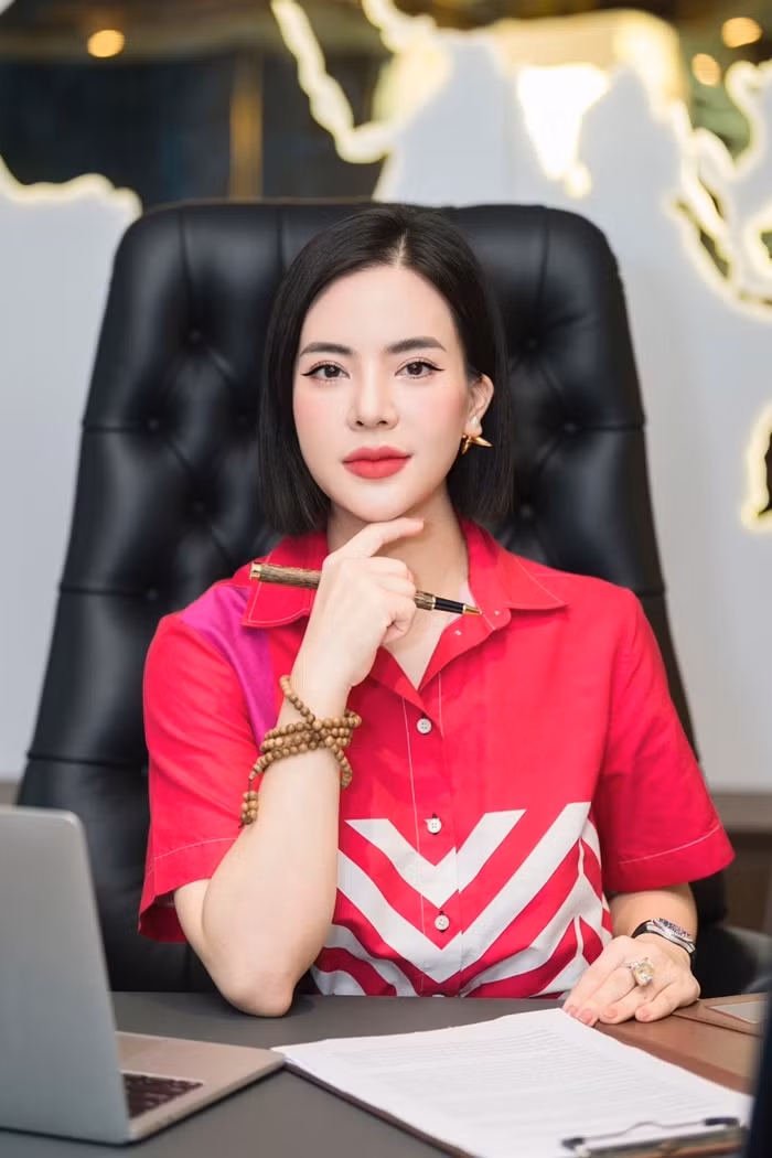 Chủ tịch Thingo Group từng gây xôn xao cho cộng đồng mạng khi là người "chốt" mua căn Penthouse của Ngọc Trinh chỉ trong vòng 5 phút. Cô cũng từng có màn "so kè kim cương" với Đoàn Di Băng trong dịp sinh nhật chào đón tuổi 34 của nữ đại gia Quận 7 này. Ảnh: Internet