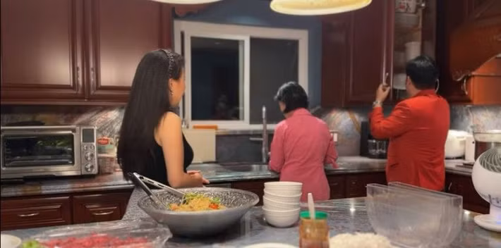 Phòng bếp gọn gàng với đầy đủ các món đồ gia dụng hiện đại. Ảnh: chụp màn hình