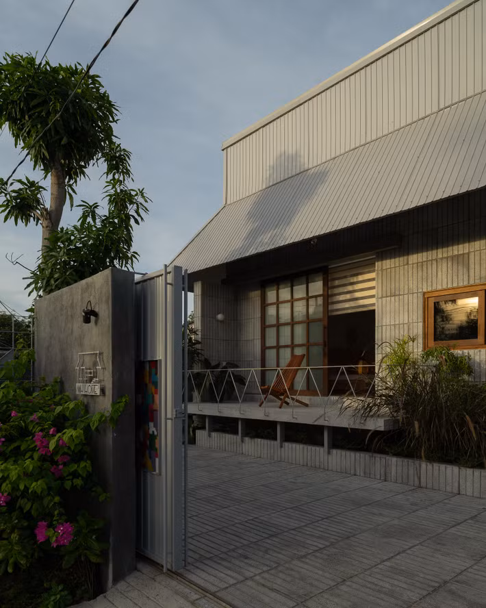 Yêu cầu của gia chủ là tạo nên ra một không gian bền vững cả về hình thức lẫn nội dung bên trong, nơi con người luôn cảm thấy cảm thấy được che chắn, an lạc dưới một miền Trung có thời tiết quá đồi khắt nghiệt. Ảnh: Quang Trần