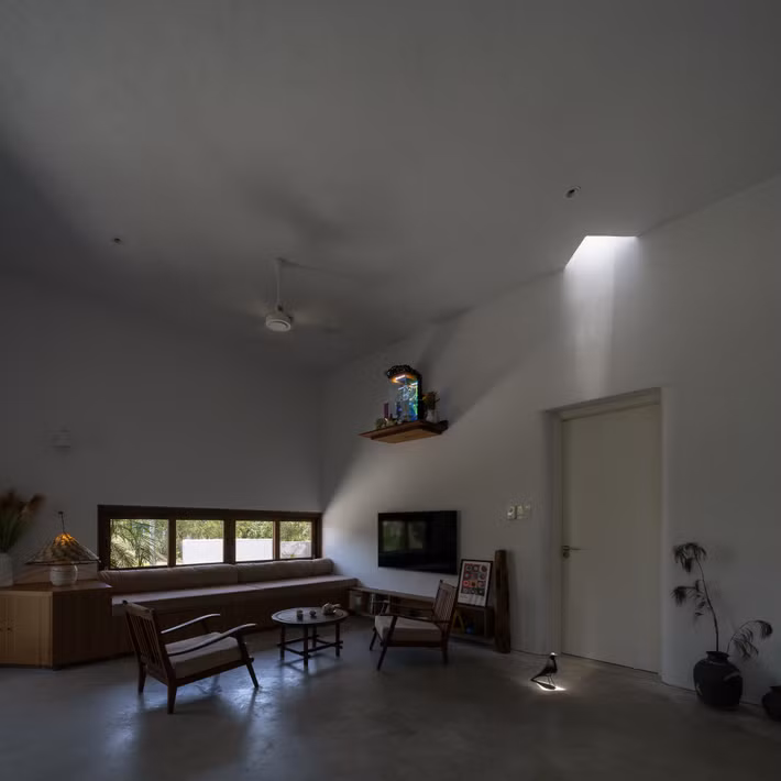 Không gian sinh hoạt chính được mở tối đa, gắn kết với sân vườn bên ngoài. Ảnh: Quang Trần