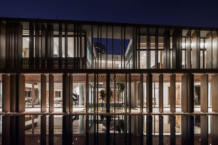 Phòng ngủ lớn ngăn cách với phòng khách bằng một hồ cảnh. Ảnh: Hiroyuki Oki