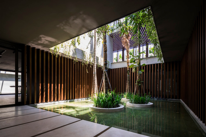 Đó là cách kiến trúc sư tiếp cận để thiết kế một căn nhà với một khoảng trống lớn ở giữa như một sự kết nối hữu cơ làm tăng thêm tính mạch lạc của các không gian chức năng. Ảnh: Hiroyuki Oki