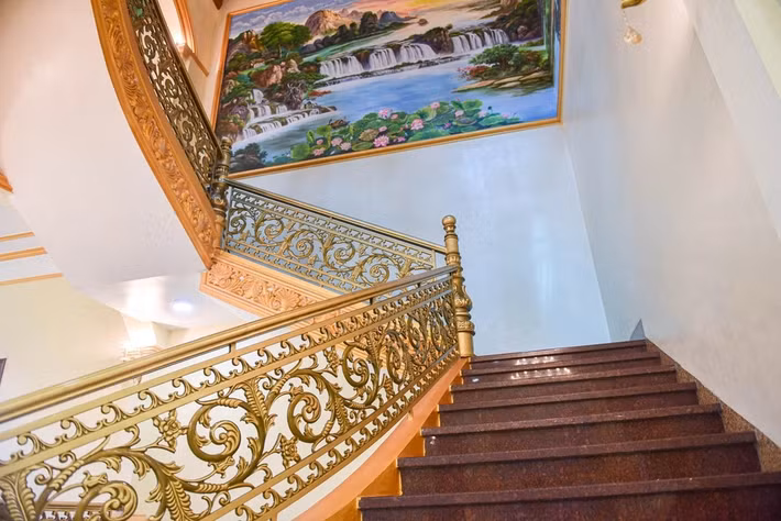 Cầu thang bộ kiểu cổ điển và có thêm hệ thống thang máy. Ảnh: Dân trí