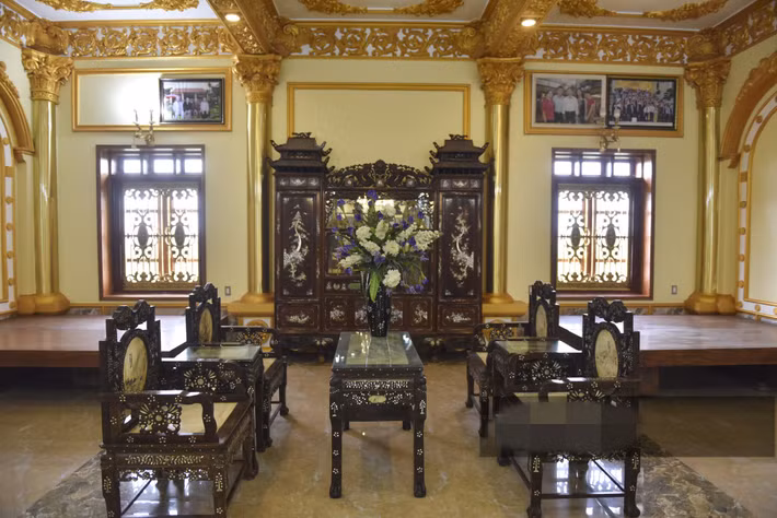 Bên ngoài mang hơi hướng châu Âu nhưng nội thất trong tòa lâu đài lại mang nét truyền thống xưa của Việt Nam, với những bộ bàn ghế, tủ thờ, kỷ, phản đều bằng gỗ và tối màu. Ảnh: Dân Việt