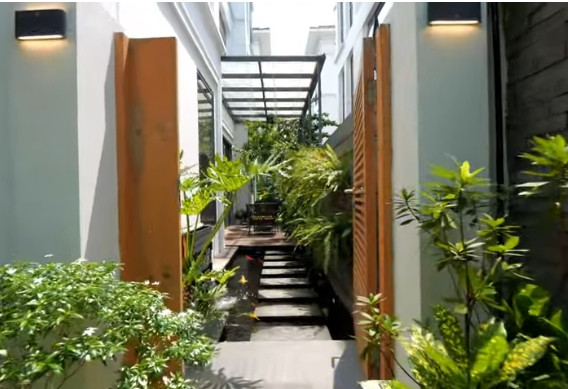 Bên hông nhà có một khu vườn xanh mướt. Ảnh chụp màn hình NhaF