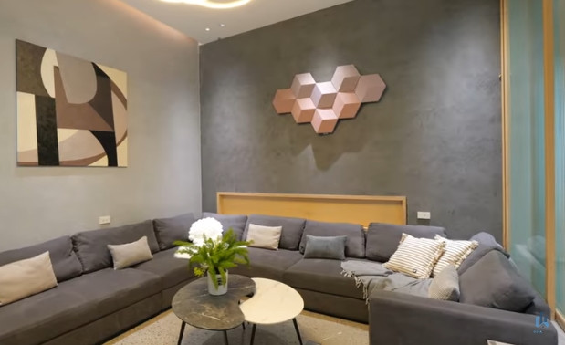 Các vật liệu trong nhà mộc mạc với đá, gỗ, cây xanh... mang đến không gian thân thiện. Ảnh chụp màn hình NhaF