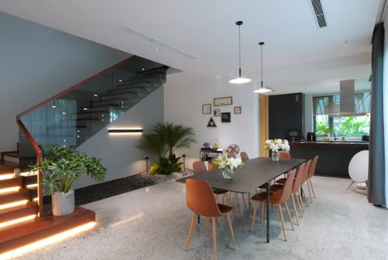 Khu bếp và bàn ăn bố trí cạnh cửa kính lớn. Ảnh chụp màn hình NhaF