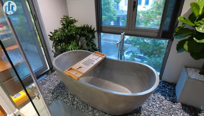 Phòng tắm trải sỏi thực sự mang đến cảm giác chữa lành. Ảnh chụp màn hình NhaF