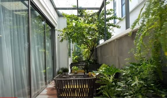 Tại đây có hồ cá Koi và bộ bàn trà để cả gia đình thư giãn. Ảnh chụp màn hình NhaF