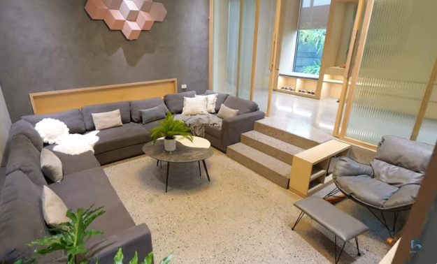  Phòng khách được thiết kế hạ chiều cao so với sàn nhà, tạo không gian ấm cúng và riêng tư. Ảnh chụp màn hình NhaF