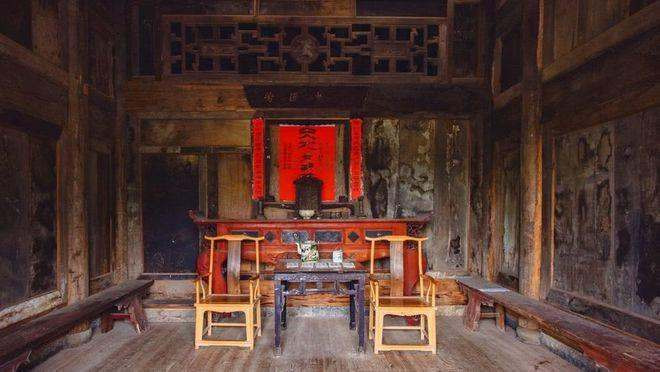 Ở giữa được khảm bằng ván gỗ, lợp ngói nhỏ màu xanh. Ảnh: 163