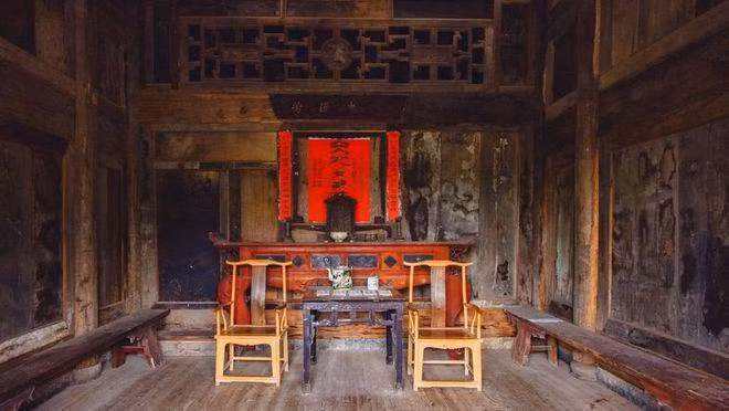 Ở giữa được khảm bằng ván gỗ, lợp ngói nhỏ màu xanh. Ảnh: 163