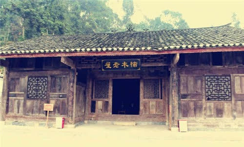 Vật liệu xây dựng ngôi nhà tổ tiên để lại cho ông Dương là loại gỗ cây nanmu quý như vàng chỉ được sử dụng cho hoàng gia. Ảnh: Sina