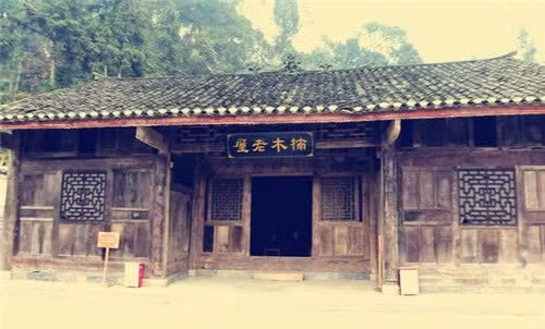 Vật liệu xây dựng ngôi nhà tổ tiên để lại cho ông Dương là loại gỗ cây nanmu quý như vàng chỉ được sử dụng cho hoàng gia. Ảnh: Sina