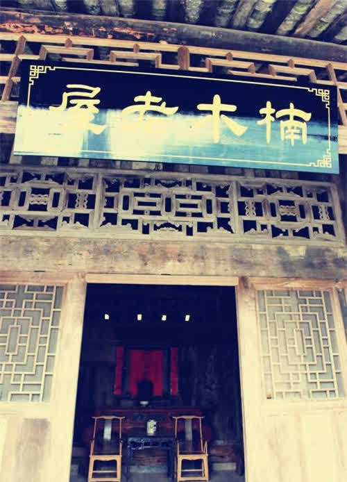 Ngôi nhà có sảnh giữa, 3 phòng ngủ, bếp ở phía sau. Căn phòng chính ở giữa và hai phòng phụ hai bên. Ảnh: Sina