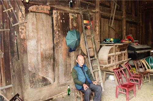 Đáng nói, dù nhiều người nài nỉ muốn mua lại ngôi nhà gỗ với giá 1 tỷ NDT (hơn 3,2 nghìn tỷ đồng) nhưng ông Dương nhất quyết không bán. Bởi, căn nhà là "vật gia truyền" của gia đình ông. Ảnh: Sina