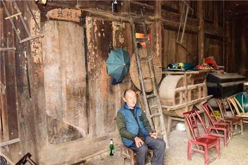 Đáng nói, dù nhiều người nài nỉ muốn mua lại ngôi nhà gỗ với giá 1 tỷ NDT (hơn 3,2 nghìn tỷ đồng) nhưng ông Dương nhất quyết không bán. Bởi, căn nhà là "vật gia truyền" của gia đình ông. Ảnh: Sina