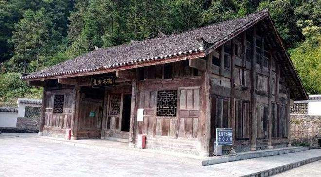 Theo đánh giá của các chuyên gia, căn nhà của ông Dương được xây dựng từ 60 tấm gỗ nanmu vàng dài 2m với tổng trọng lượng khoảng 200 tấn, chiếm đến 90% nguyên liệu. Ảnh: 163