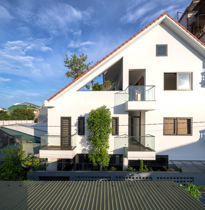 Do nằm trên khu đất méo mó, kiến trúc sư quyết định thiết kế ngôi nhà phố với cấu trúc không gian chữ A. Ảnh: Triệu Chiến