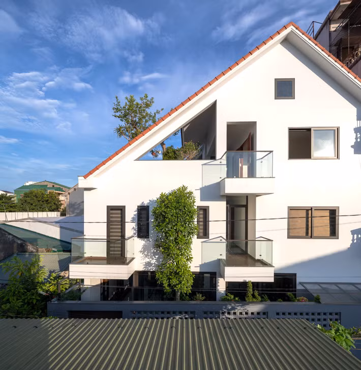Do nằm trên khu đất méo mó, kiến trúc sư quyết định thiết kế ngôi nhà phố với cấu trúc không gian chữ A. Ảnh: Triệu Chiến