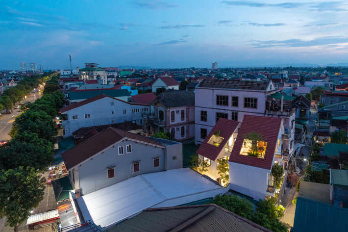 Cấu trúc này không chỉ giải quyết nhược điểm thế đất méo mà còn mang lại giá trị thẩm mỹ độc đáo cho căn nhà cũng như cảnh quan xung quanh. Ảnh: Triệu Chiến