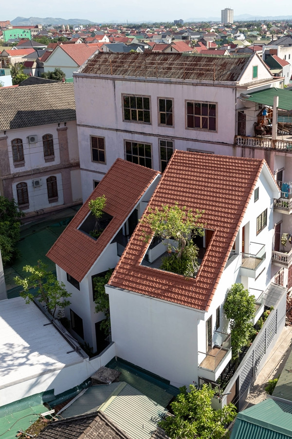 Mái ngói đỏ mang đến cảm giác thân thuộc, nổi bật giữa “rừng” mái tôn. Ảnh: Triệu Chiến