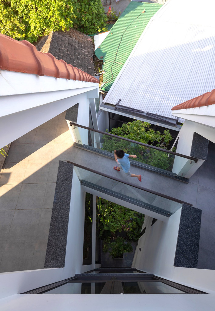 Khu vườn được đan xen chuyển tiếp dần lên sân thượng nhằm tăng tính liên kết trong không gian và sự giao tiếp của các thành viên trong gia đình. Ảnh: Triệu Chiến