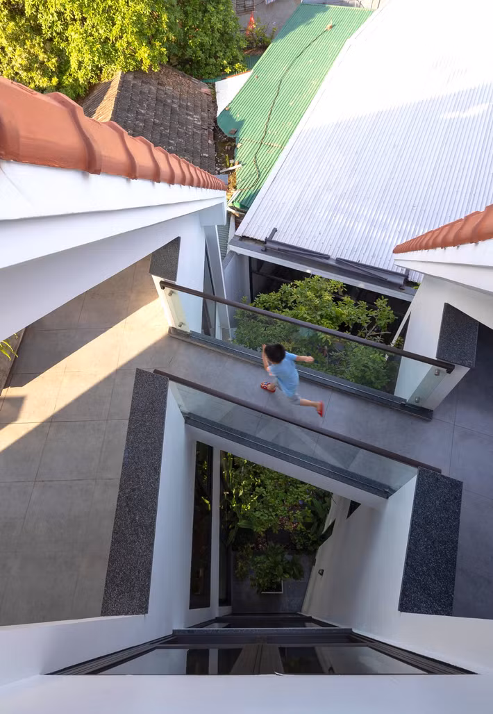 Khu vườn được đan xen chuyển tiếp dần lên sân thượng nhằm tăng tính liên kết trong không gian và sự giao tiếp của các thành viên trong gia đình. Ảnh: Triệu Chiến