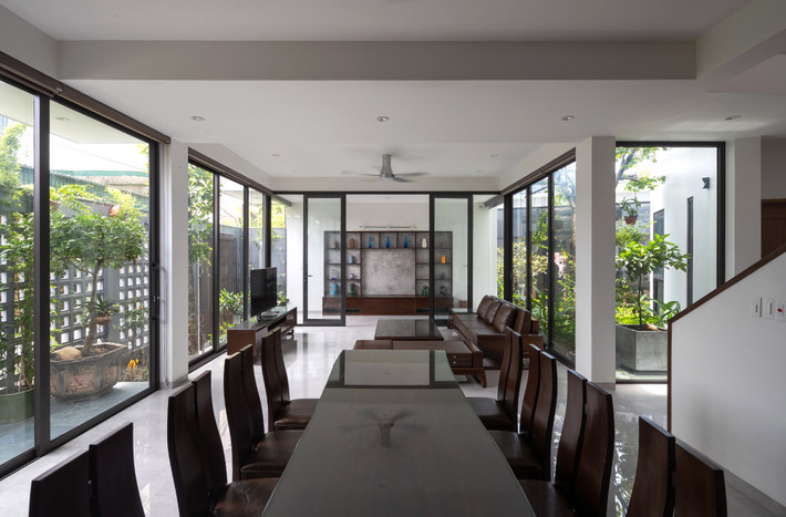 Hầu hết nội thất được làm bằng gỗ nâu tối màu ấm cúng và sang trọng. Ảnh: Triệu Chiến