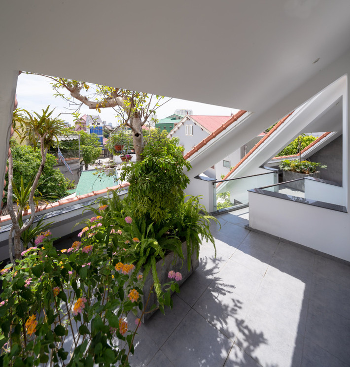 Sân thượng lộ thiên với thiết kế hở vô cùng độc đáo. Ảnh: Triệu Chiến